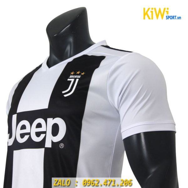 Cận cảnh áo bóng đá CLB Juventus 2018 - 2019 sọc trắng đen sân nhà